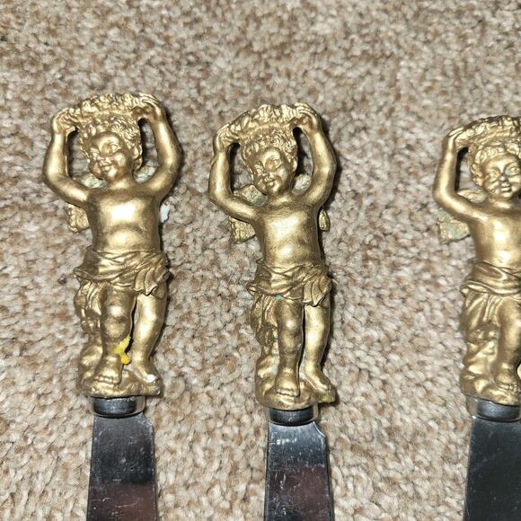 VINTAGE BOSTON WAREHOUSE SPREADER KNIVES GOLDEN CHERUBS BUTTER CHEESE SPREAD - Picture 2 of 5